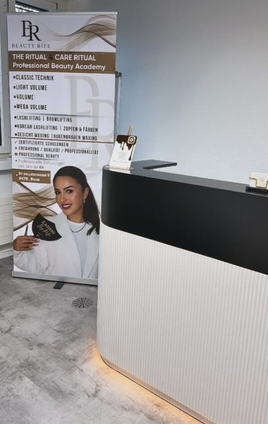 Empfangstheke mit Roll-up der Beauty Rife Academy