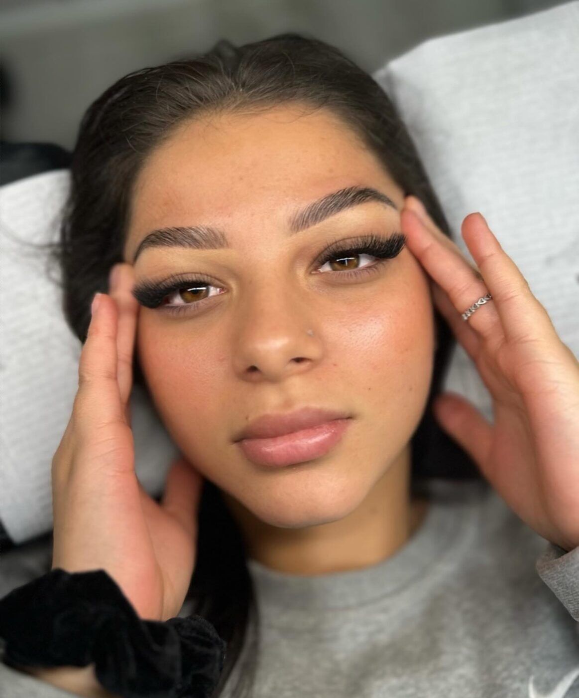 Kundin mit Lash Extensions im Volumen-Look