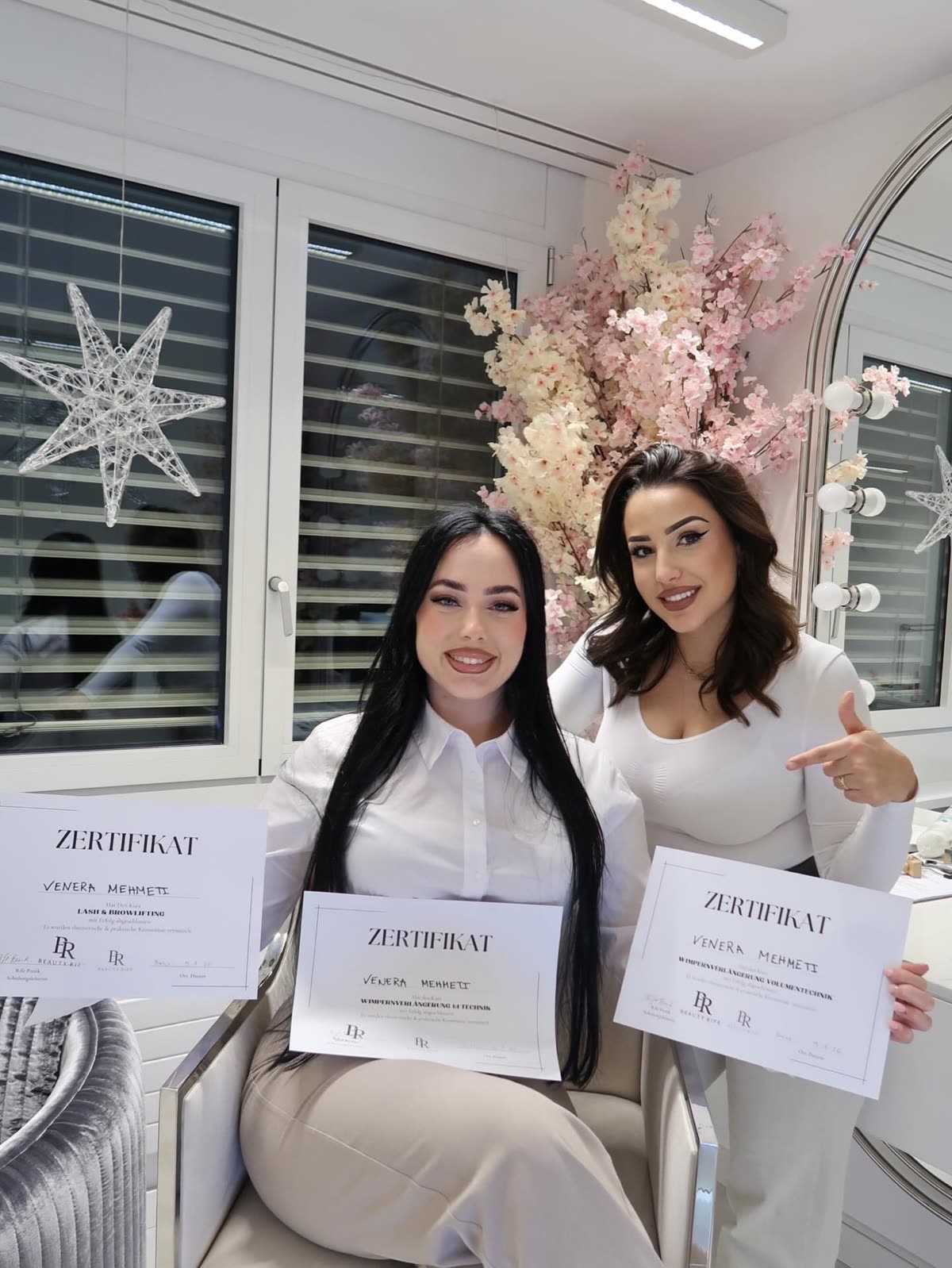 Absolventin mit drei Zertifikaten – Classic, Volumen und Lash & Browlifting – neben ihrer Trainerin